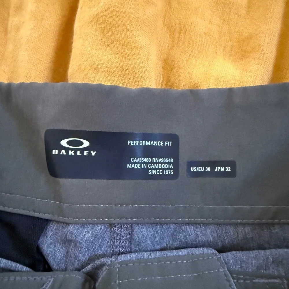 Oakley Mens Performance Fit Colorblock Board Shorts Grey Green Size 30